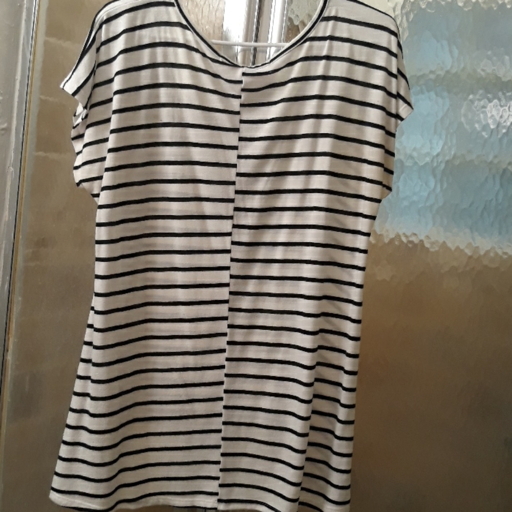 Ladies top - Picture 2 of 2